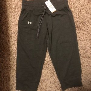 Women’s Under Armour semi-fitted capris, Sz L NWT